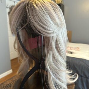 NWT Chelsey Smith Crown - Melrose in Soft Blonde